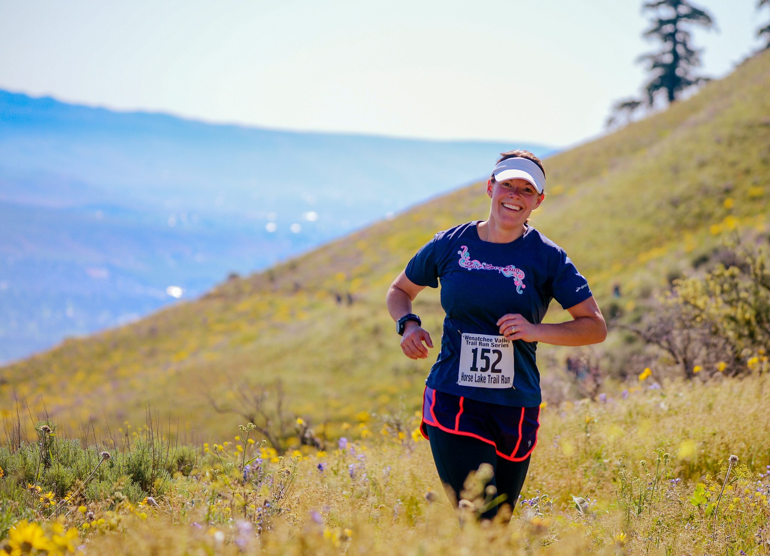 female runner with bib running in the high desert|patellofemoral joint diagram showing the different parts of the knee|image showing the difference between normal knees